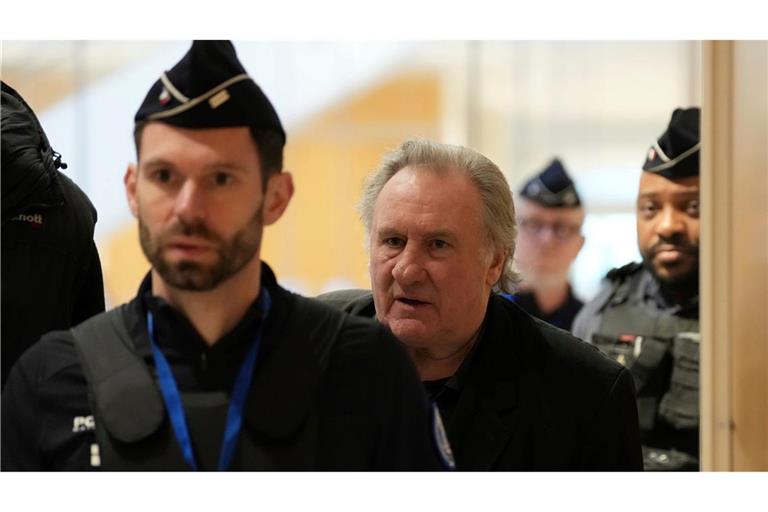 Depardieu soll laut medizinischem Gutachten nur sechs Stunden am Tag in der Anhörung sitzen. Das eigentlich für Oktober 2024 geplante Verfahren war wegen seines Gesundheitszustands verschoben worden.