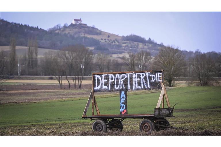 „Deportiert die AfD“ – die Botschaft mit der vorbelasteten Formulierung auf einem Anhänger bei Tübingen unterstreicht die Abneigung gegenüber der rechtspopulistischen Partei in der Universitätsstadt.