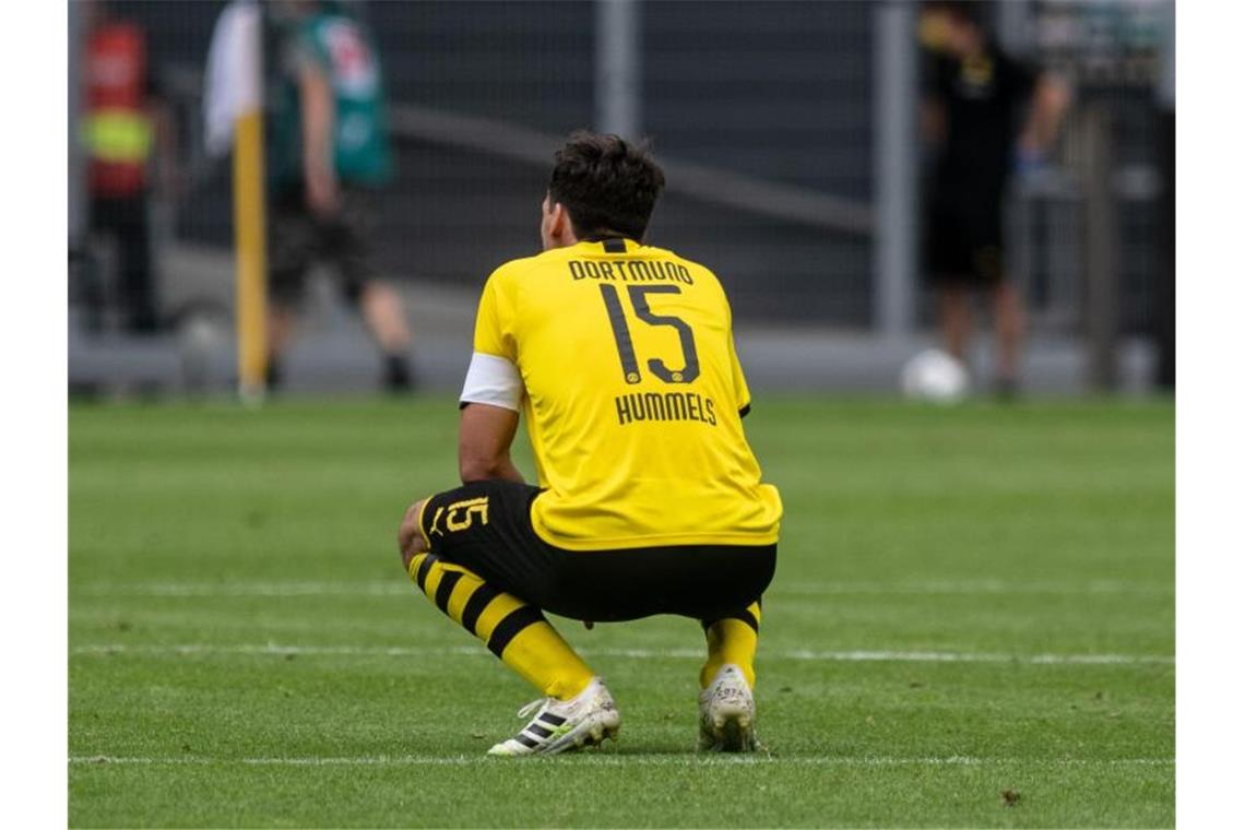 Deprimiert: BVB-Profi Mats Hummels nach der Heim-Klatsche gegen Hoffenheim. Foto: Bernd Thissen/dpa