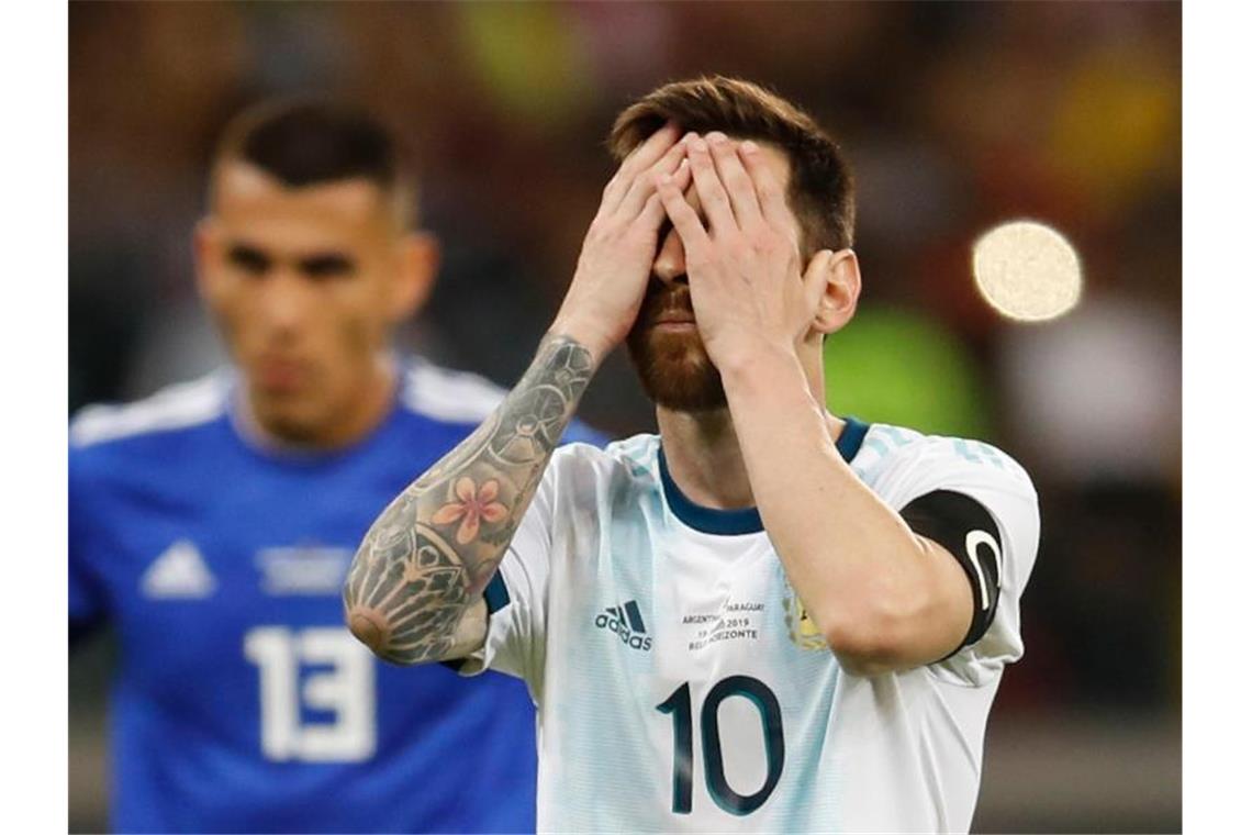 Hände vor dem Gesicht: Messis Team kurz vor dem Desaster Deprimiert: Lionel Messi steht mit Argentinien vor dem Aus. Foto: Natacha Pisarenko/AP