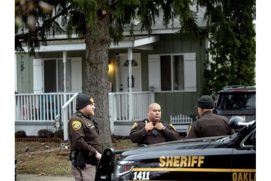 Deputies des Oakland County Sheriffs untersuchen das Gelände vor dem Haus der Eltern des mutmaßlichen Täters. Foto: Uncredited/The Flint Journal/dpa