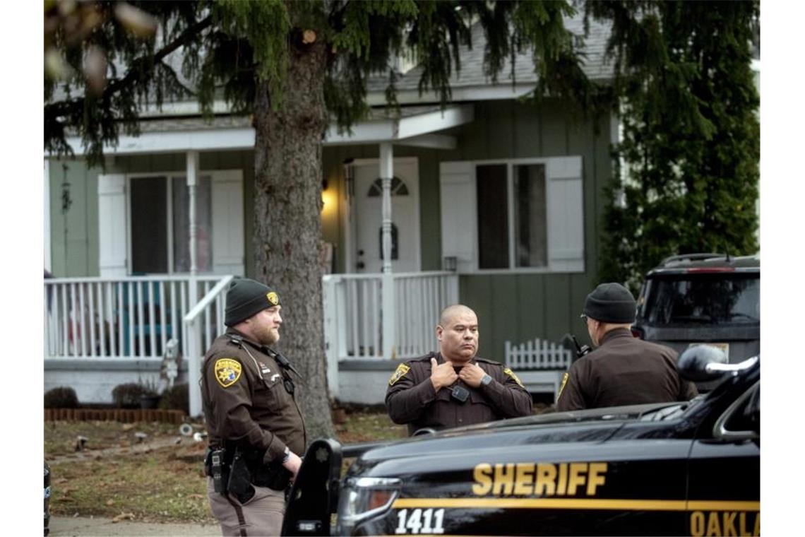 USA: Eltern des Schul-Schützen plädieren auf nicht schuldig Deputies des Oakland County Sheriffs untersuchen das Gelände vor dem Haus der Eltern des mutmaßlichen Täters. Foto: Uncredited/The Flint Journal/dpa