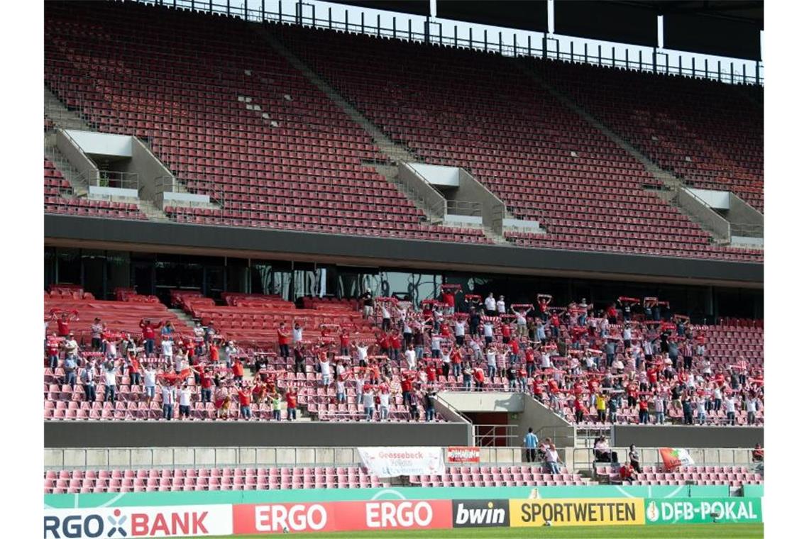 Politik legt vor: Clubs bereiten sich auf Fan-Rückkehr vor Der 1. FC Köln plant zum ersten Spiel in der Bundesliga mit 9200 Zuschauern. Foto: Federico Gambarini/dpa