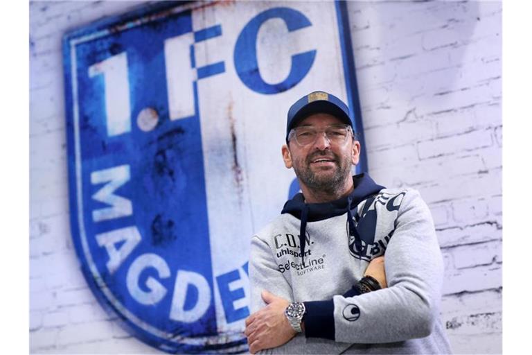 Der 1. FC Magdeburg von Trainer Claus-Dieter Wollitz hat beim DFB eine Spielverlegung beantragt. Foto: Ronny Hartmann/zb/dpa