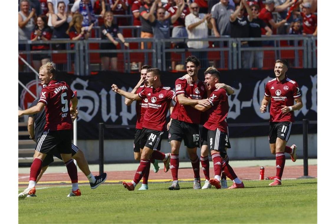 Der 1. FC Nürnberg holte sich im Heimspiel gegen Düsseldorf wichtige drei Punkte. Foto: Löb Daniel/dpa