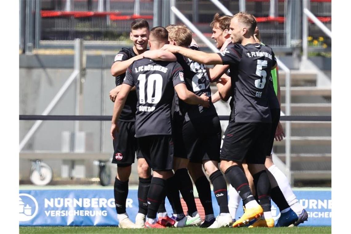 HSV und Fürth sieglos - Sandhausen jubelt im Abstiegskampf Der 1. FC Nürnberg kam zu einem letztlich verdienten Heimsieg gegen Heidenheim. Foto: Daniel Karmann/dpa