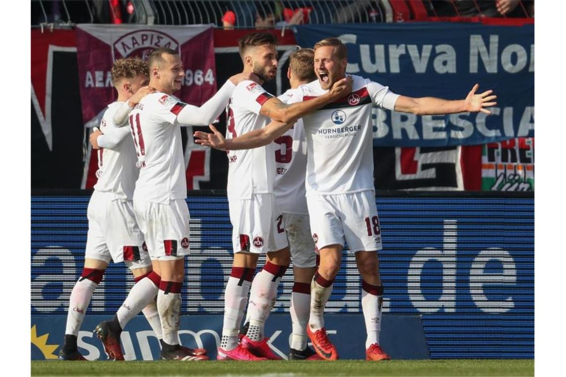 HSV übernimmt Platz eins - VfB zieht mit Bielefeld gleich