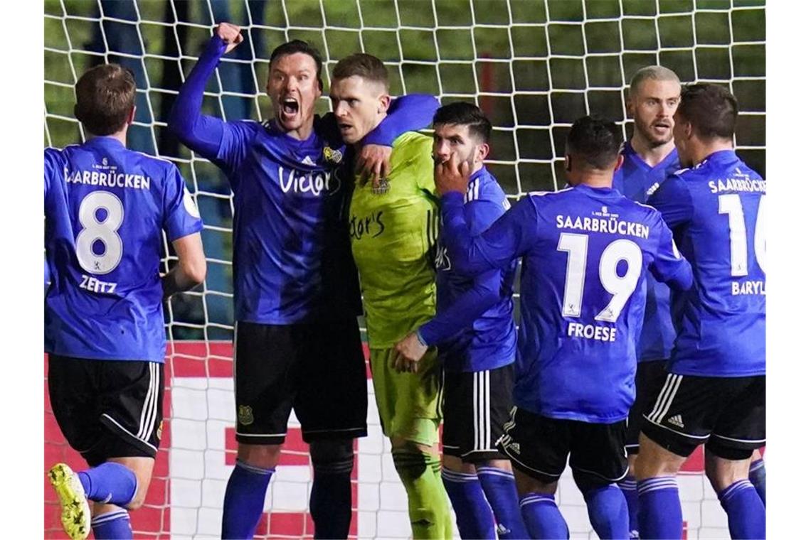 Der 1. FC Saarbrücken steht nach Sieg im Elfmeterschießen im Pokal-Halbfinale. Foto: Thomas Frey/dpa