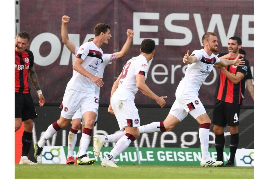 Der 1. FC Nürnberg feierte in Wiesbaden einen wichtigen Kantersieg. Foto: Arne Dedert/dpa