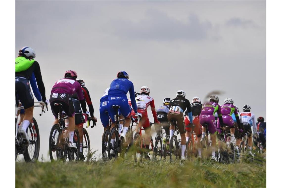 Der 103. Giro d’Italia wird vorerst planmäßig fortgesetzt. Foto: Fabio Ferrari/LaPresse/AP/dpa