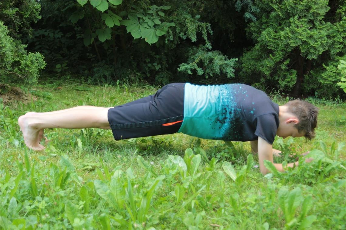 Der 13-jährige Jeremia macht bei einer Station die Mitmachaktion „Regenwurm-Plank“. Foto: privat