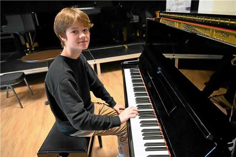 Der 13-jährige Vadim Nikitin hat schon einige Meisterkurse besucht. Bei einem Wettbewerb lud ihn Christian A. Pohl, Leiter der Internationalen Klavierakademie, ein, in Murrhardt dabei zu sein. Fotos: Elisabeth Klaper