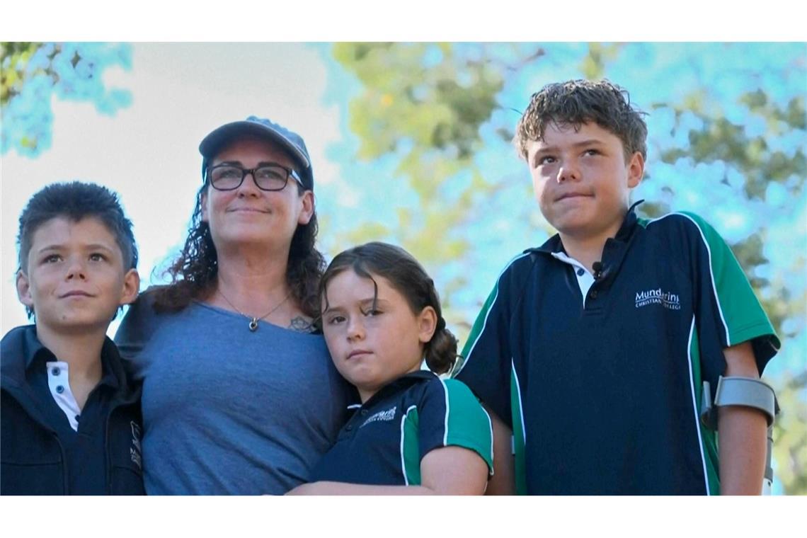 Der 13 Jahre alte Austin (rechts im Foto) schwamm rund vier Stunden, um seine Familie zu retten.