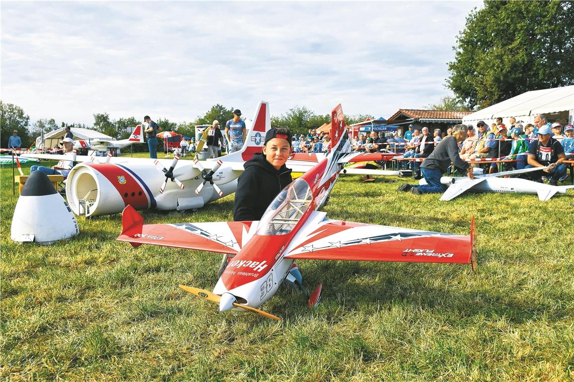 Der 14-jährige Felix Wedel von der Modellfliegergemeinschaft Aspach mit seinem Modell Extra 330. Fotos: T. Sellmaier
