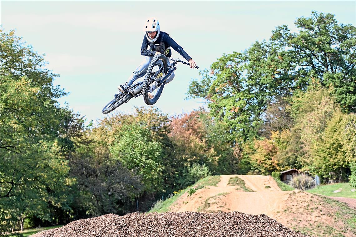 Der 15-jährige Julian Hipp aus Albstadt versucht sich am sogenannten Table Top. Bei dem Sprung-Trick soll das Rad möglichst flach in der Luft liegen. Fotos: Tobias Sellmaier