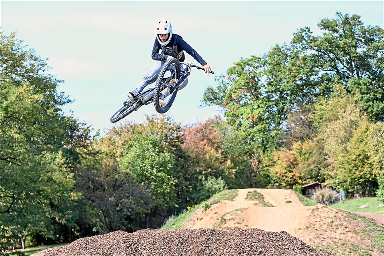 Der 15-jährige Julian Hipp aus Albstadt versucht sich am sogenannten Table Top. Bei dem Sprung-Trick soll das Rad möglichst flach in der Luft liegen. Fotos: Tobias Sellmaier