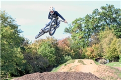 Der 15-jährige Julian Hipp aus Albstadt versucht sich am sogenannten Table Top. Bei dem Sprung-Trick soll das Rad möglichst flach in der Luft liegen. Fotos: Tobias Sellmaier