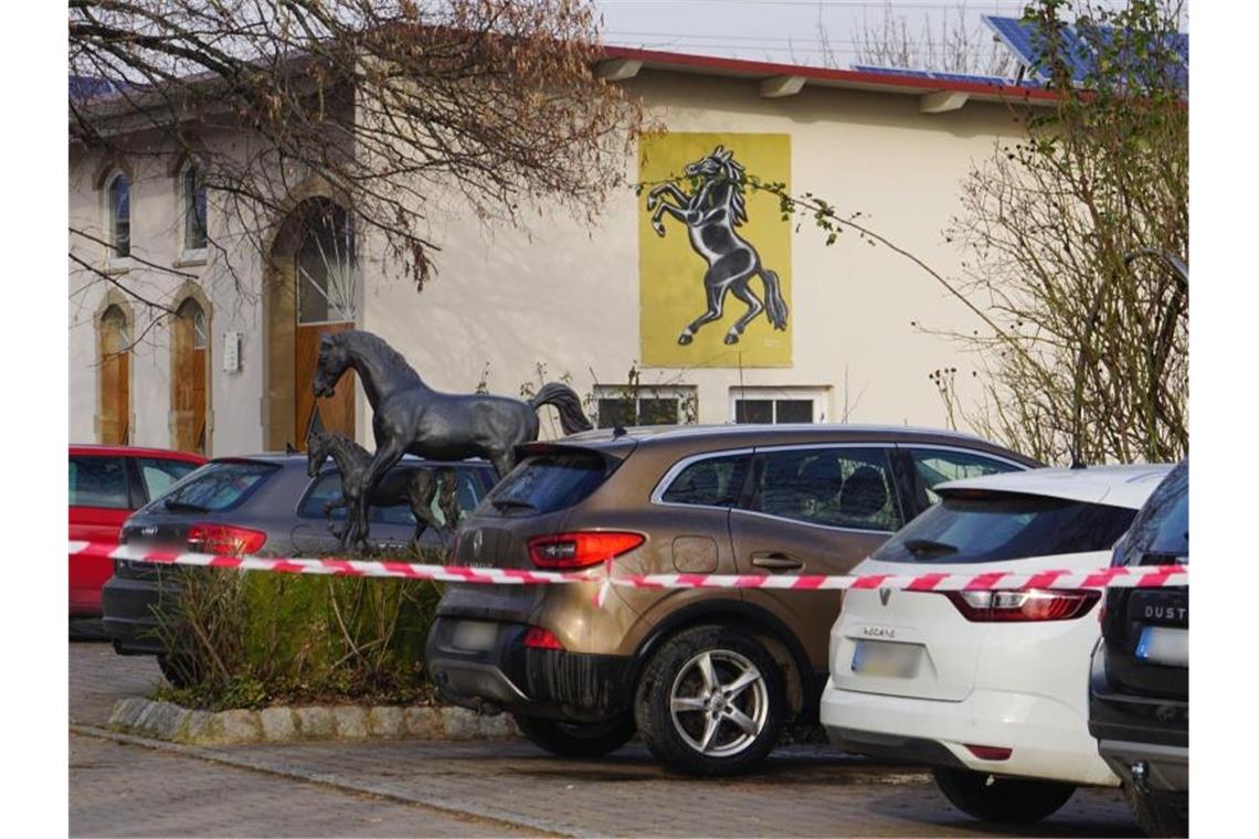 Zwei Verbrechen mit sieben Toten - Suche nach Motiven Der 15-Jährige war in einem Wohnhaus auf einem Aussiedlerhof bei Güglingen im Landkreis Heilbronn getötet worden. Foto: Hemmann/SDMG/dpa