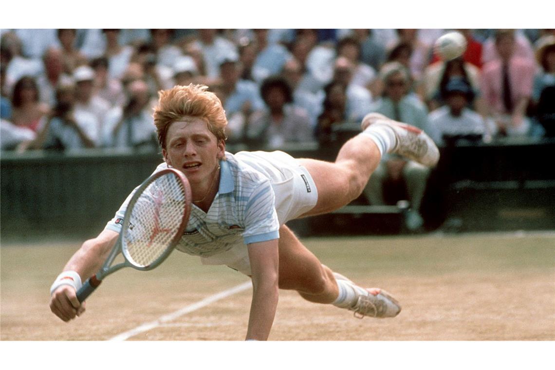 Becker über Wimbledon-Coup: "Plötzlich war die Freiheit weg" Der 17-jährige Boris Becker hechtet zu einem Ball und gewinnt später erstmals Wimbledon.