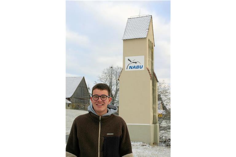Der 17-jährige Leander Weiß vor dem Trafoturm in Trauzenbach, in den er und sein Vater zwei Brutkästen eingebaut haben. Foto: privat
