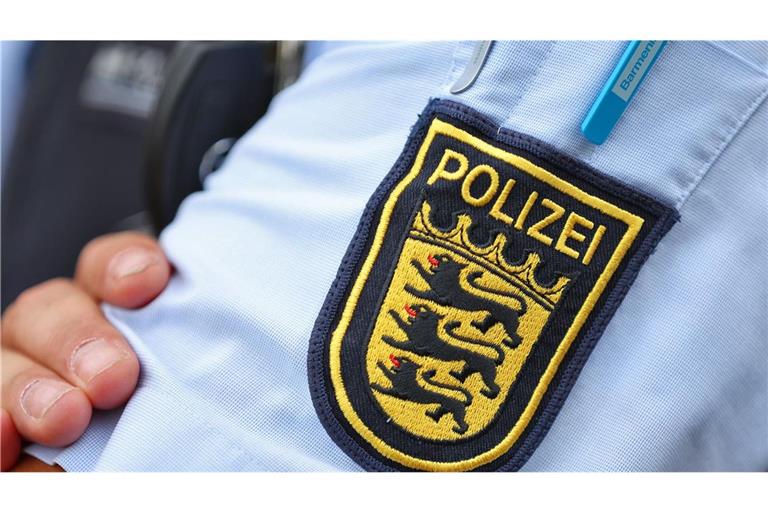 Der 18-jährige Beschuldigte soll noch auf den Beamten geschossen haben, als dieser bereits am Boden lag. (Symbolbild)