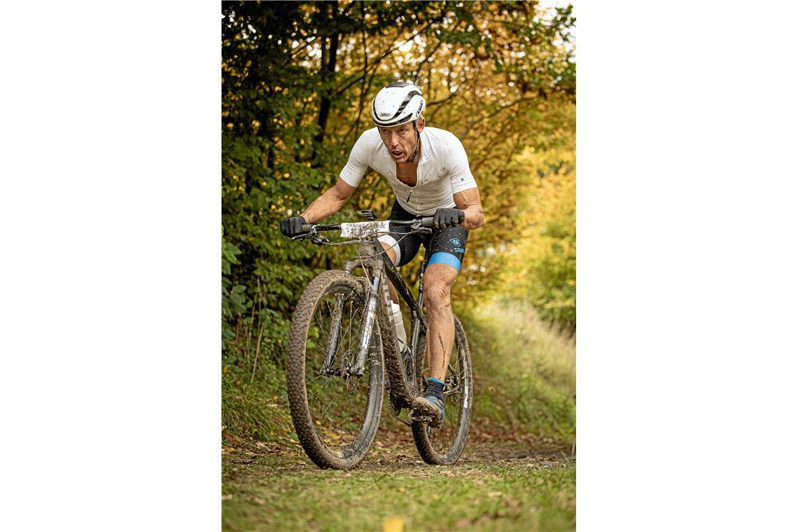 Der 18. Lautertal-Bikemarathon führt durch den Herbstwald rund um Spiegelberg un...