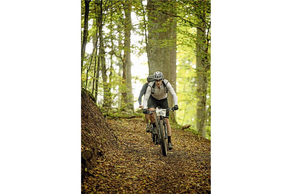 Der 18. Lautertal-Bikemarathon führt durch den Herbstwald rund um Spiegelberg un...