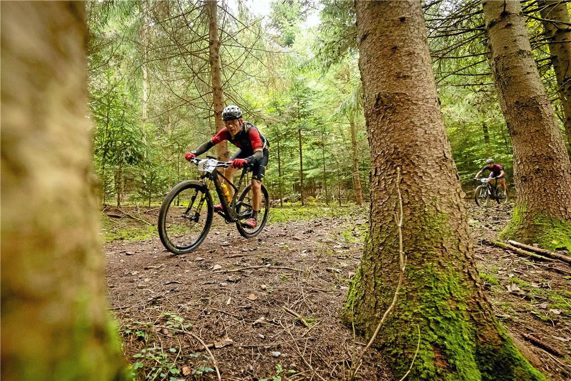 Der 18. Lautertal-Bikemarathon führt durch den Herbstwald rund um Spiegelberg un...