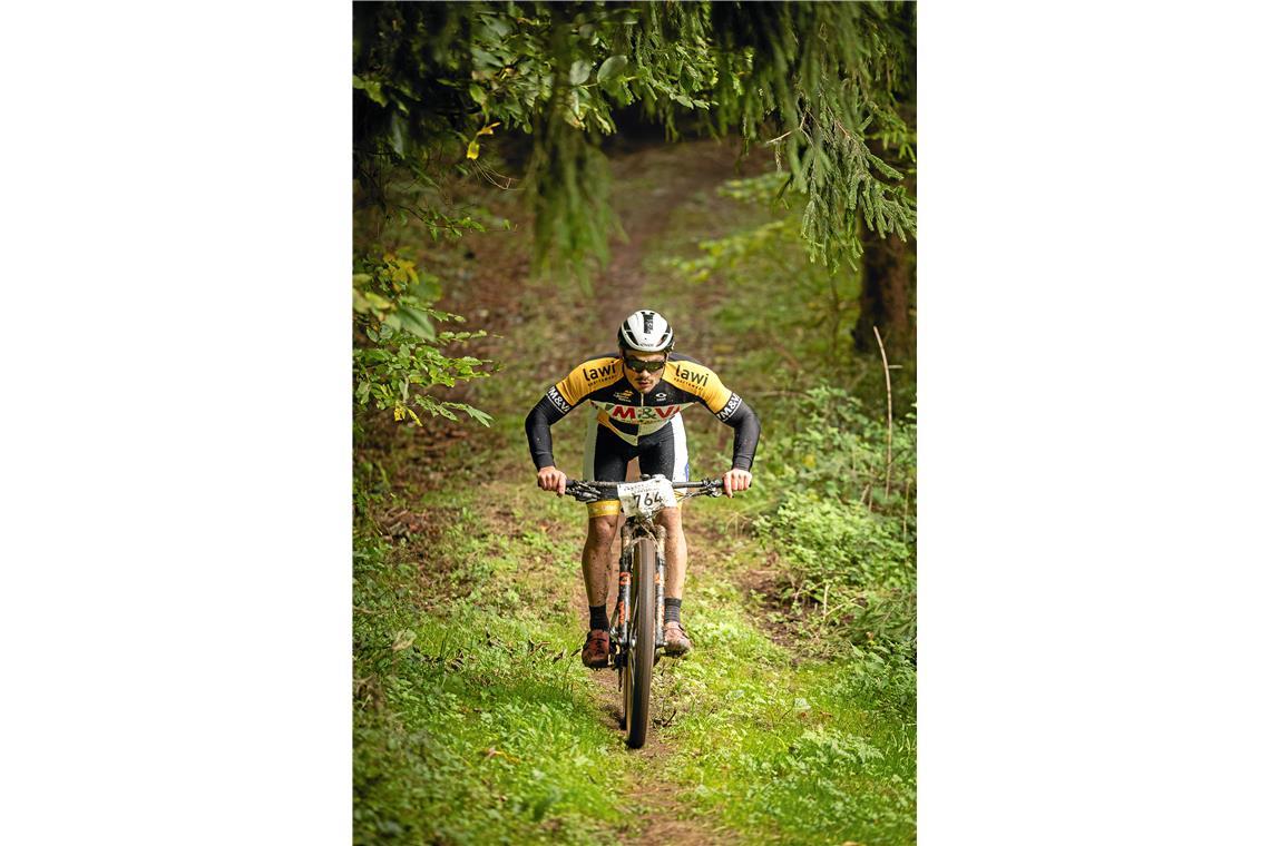 Der 18. Lautertal-Bikemarathon führt durch den Herbstwald rund um Spiegelberg un...