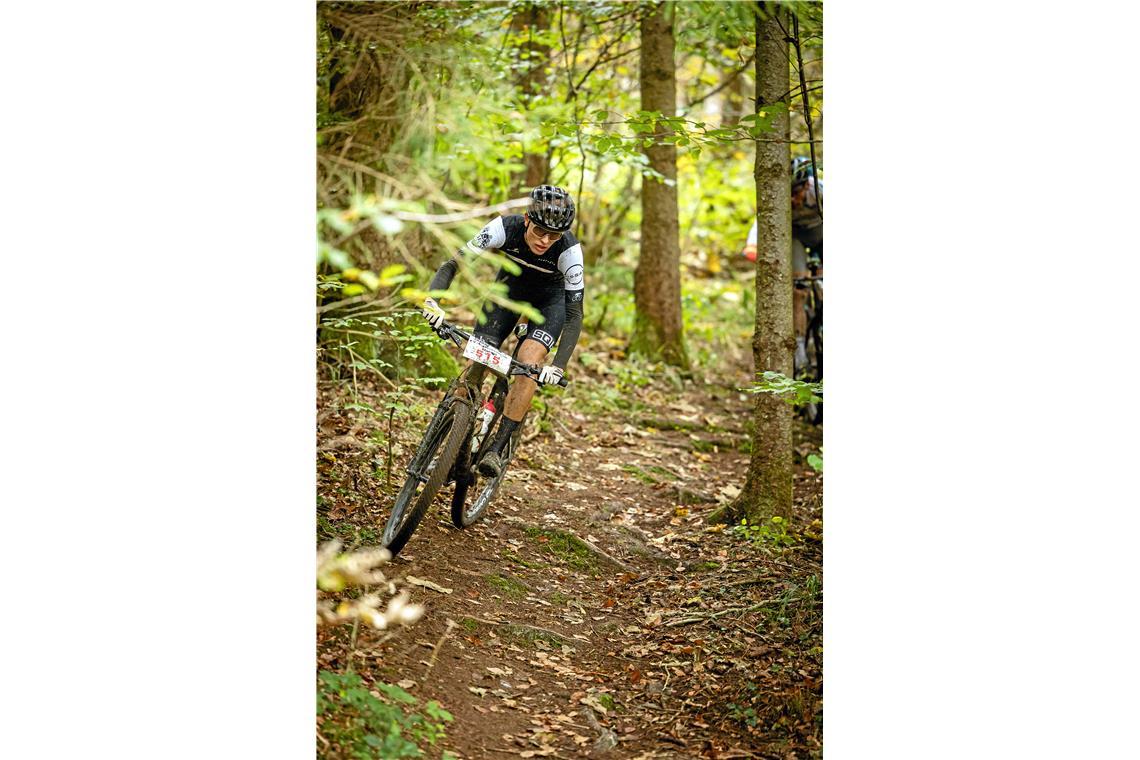 Der 18. Lautertal-Bikemarathon führt durch den Herbstwald rund um Spiegelberg un...
