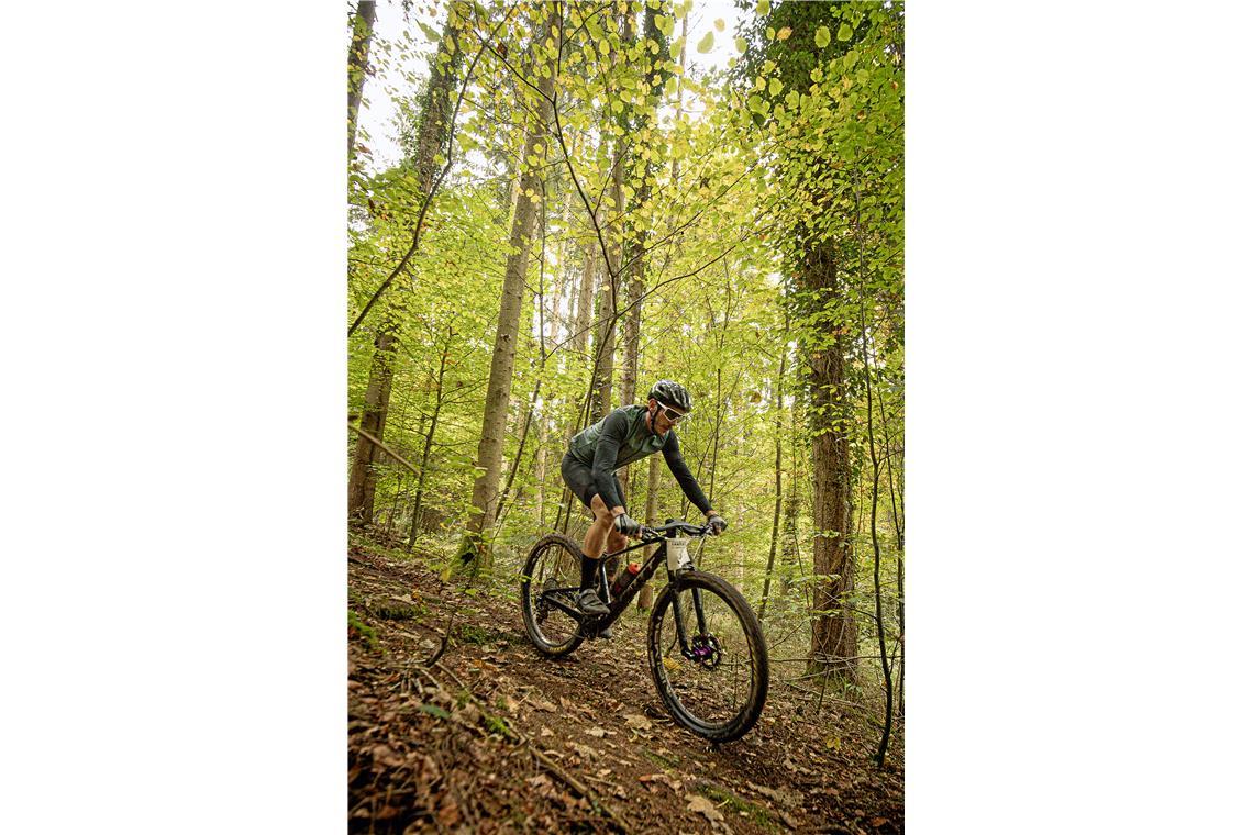 Der 18. Lautertal-Bikemarathon führt durch den Herbstwald rund um Spiegelberg un...