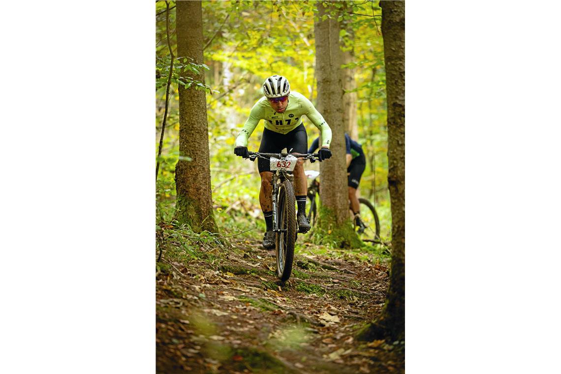 Der 18. Lautertal-Bikemarathon führt durch den Herbstwald rund um Spiegelberg un...