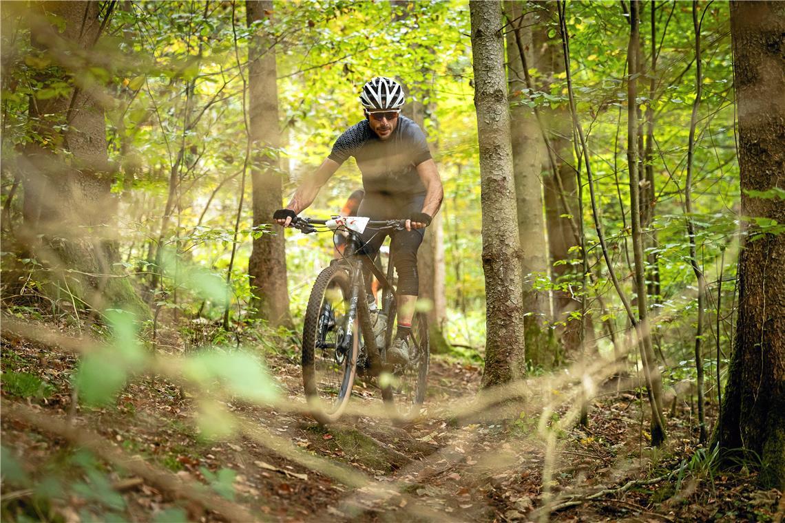 Der 18. Lautertal-Bikemarathon führt durch den Herbstwald rund um Spiegelberg un...