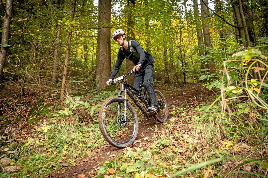 Der 18. Lautertal-Bikemarathon führt durch den Herbstwald rund um Spiegelberg un...