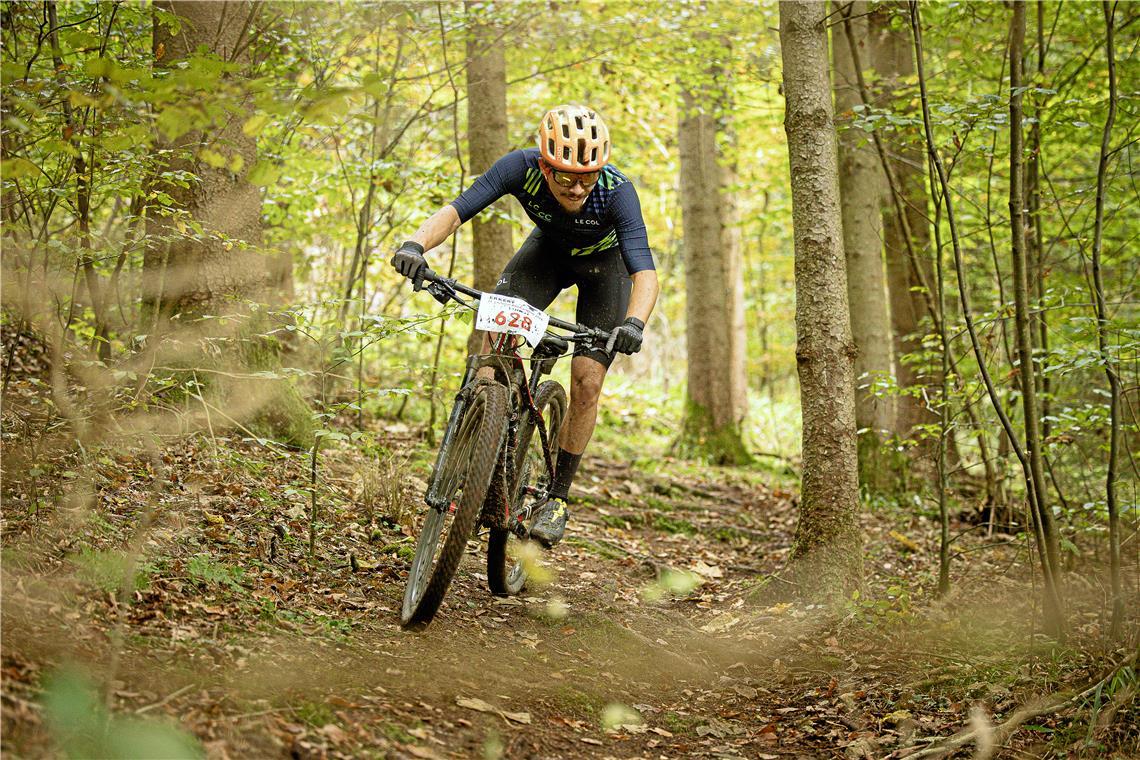Der 18. Lautertal-Bikemarathon führt durch den Herbstwald rund um Spiegelberg un...