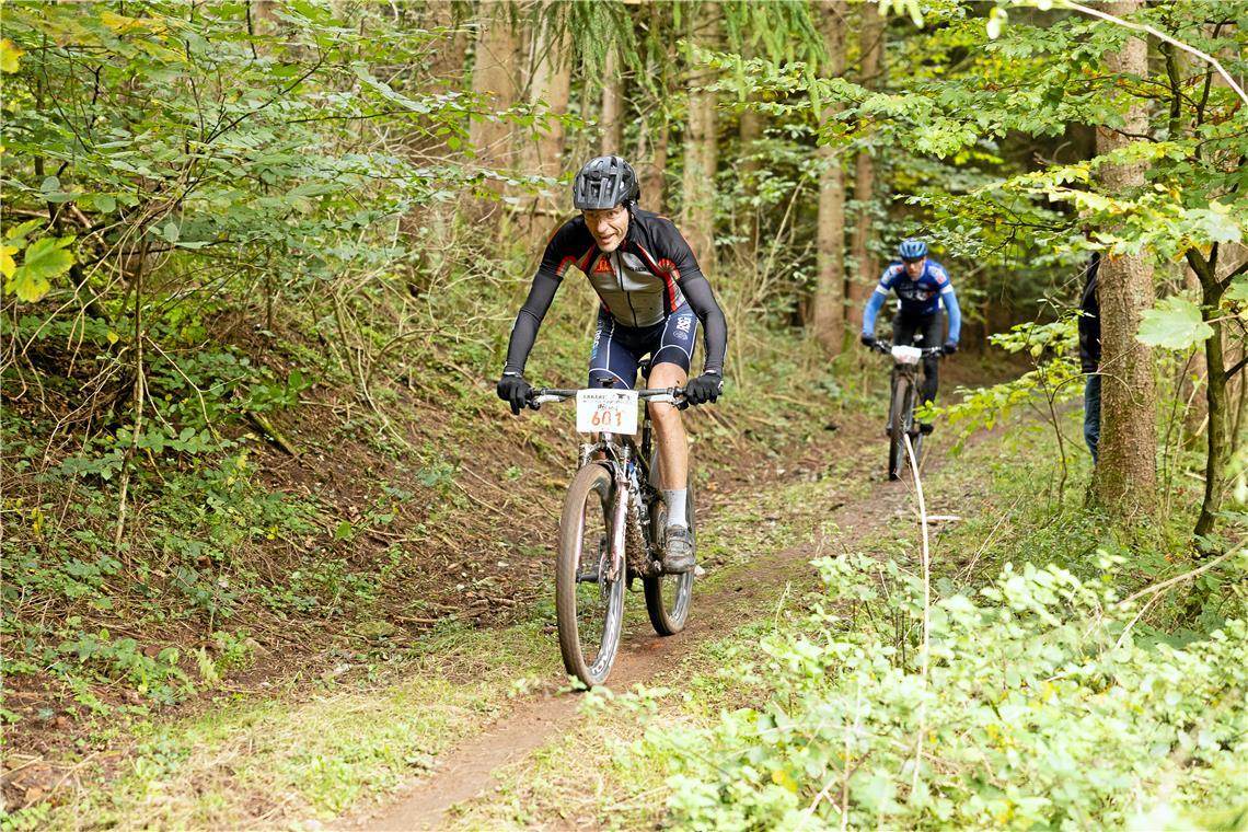 Der 18. Lautertal-Bikemarathon führt durch den Herbstwald rund um Spiegelberg un...