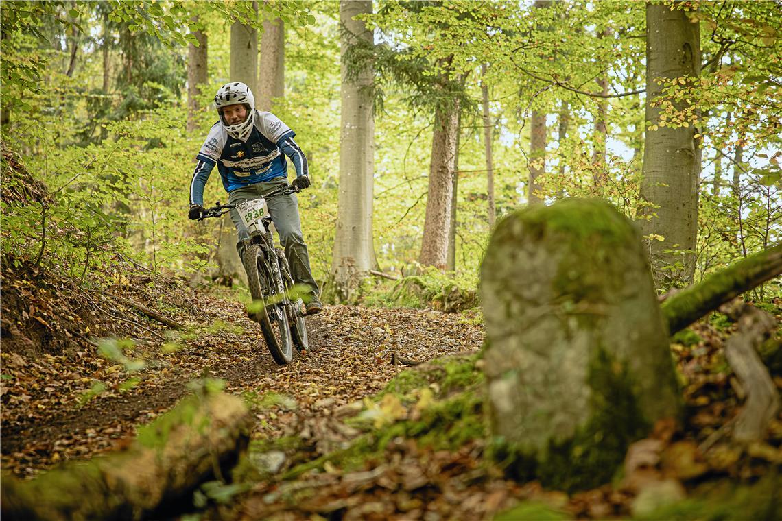 Der 18. Lautertal-Bikemarathon führt durch den Herbstwald rund um Spiegelberg un...