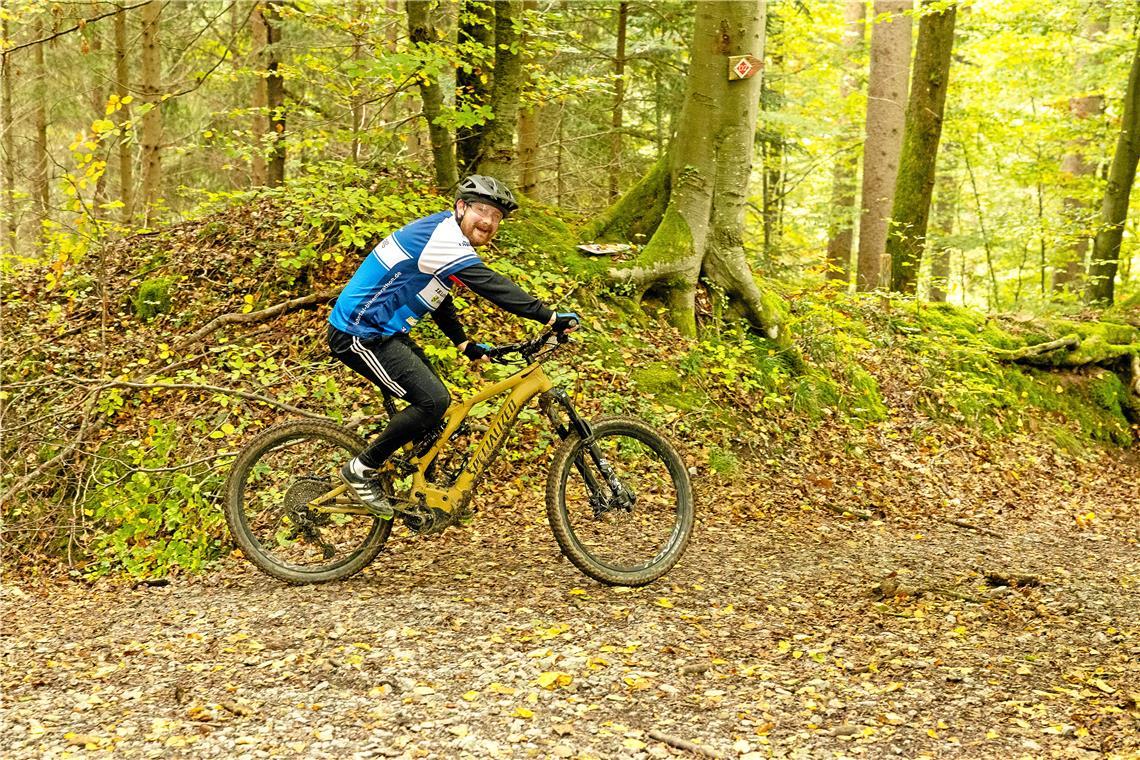 Der 18. Lautertal-Bikemarathon führt durch den Herbstwald rund um Spiegelberg un...