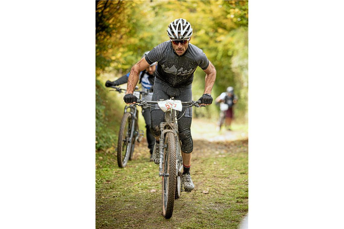 Der 18. Lautertal-Bikemarathon führt durch den Herbstwald rund um Spiegelberg un...