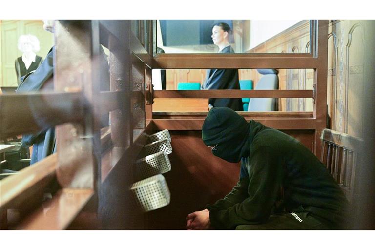 Der 19-Jährige ist unter anderem wegen versuchten Mordes angeklagt.