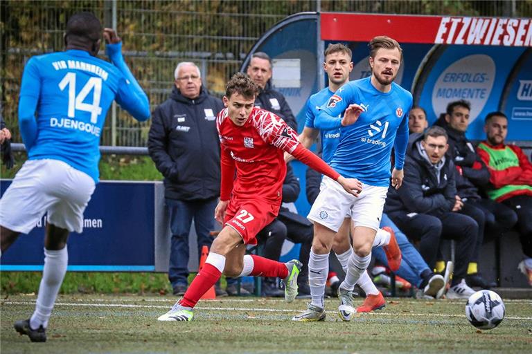 Der 19-jährige Lukas Hornek ist ein Lichtblick bei der enttäuschenden Vorstellung der Roten gegen Mannheim. Foto: Alexander Becher
