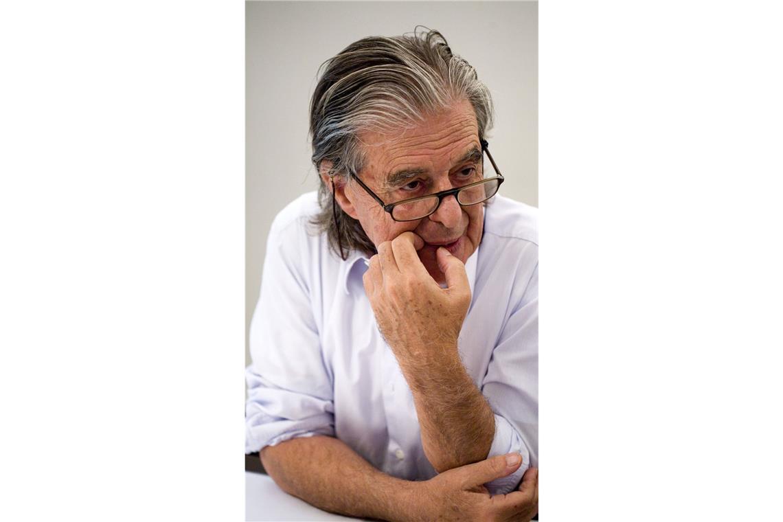 Das Architektenhaus ist jetzt TV-Star Der 1939 geborene Katalane Ricardo Bofill ist einer der bedeutendsten Architekten unserer Zeit. Bofill schuf vor allem mit seinen atemberaubenden Wohnanlagen einige der wichtigsten Beiträge zur Postmoderne. Er starb im Januar 2022. Zu seinen größten Bewunderern gehören sicherlich Filmemacher, Regisseure und Szenenbildner wie jene, die die Netflix-Serie wie „Squid Game“ zu einem riesigen Erfolg machten, nicht zuletzt wegen des überaus architektonisch anmutenden Settings.