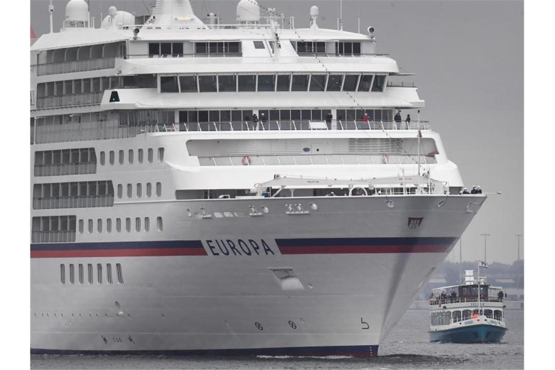 Corona-Fälle an Bord der „Europa“-Kreuzfahrtschiffe Der 198 Meter lange Luxusliner „Europa“ der Reederei Hapag Lloyd Cruises. Foto: Stefan Sauer/dpa