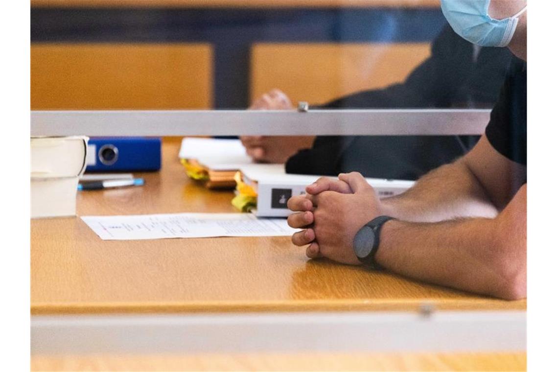 Ex-Feuerwehrmann schweigt zu Brandstiftungsvorwurf Der 20-jährige Angeklagte sitzt bei Beginn des Prozesses an seinem Platz im Gerichtssaal. Foto: Philipp von Ditfurth/dpa