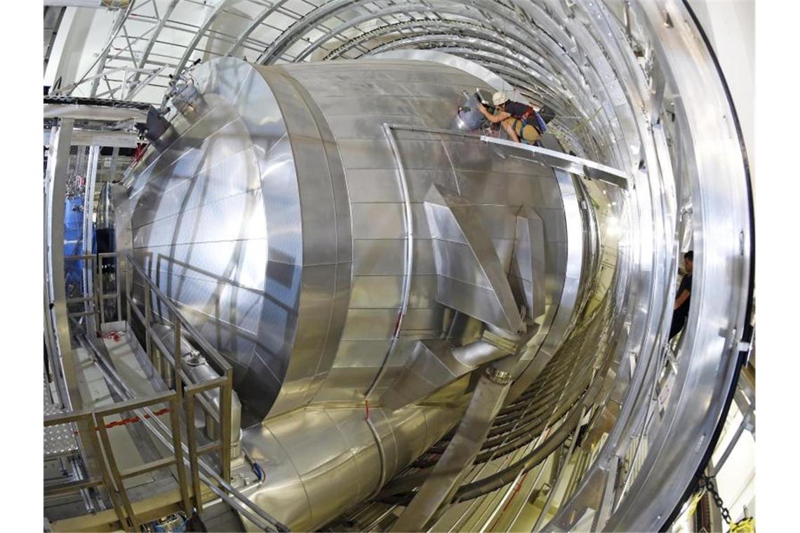 Der 200 Tonnen schwere Hauptspektrometer des Karlsruhe Tritium Neutrino Experiments (Katrin) ist zu sehen. Foto: Uli Deck/Archiv