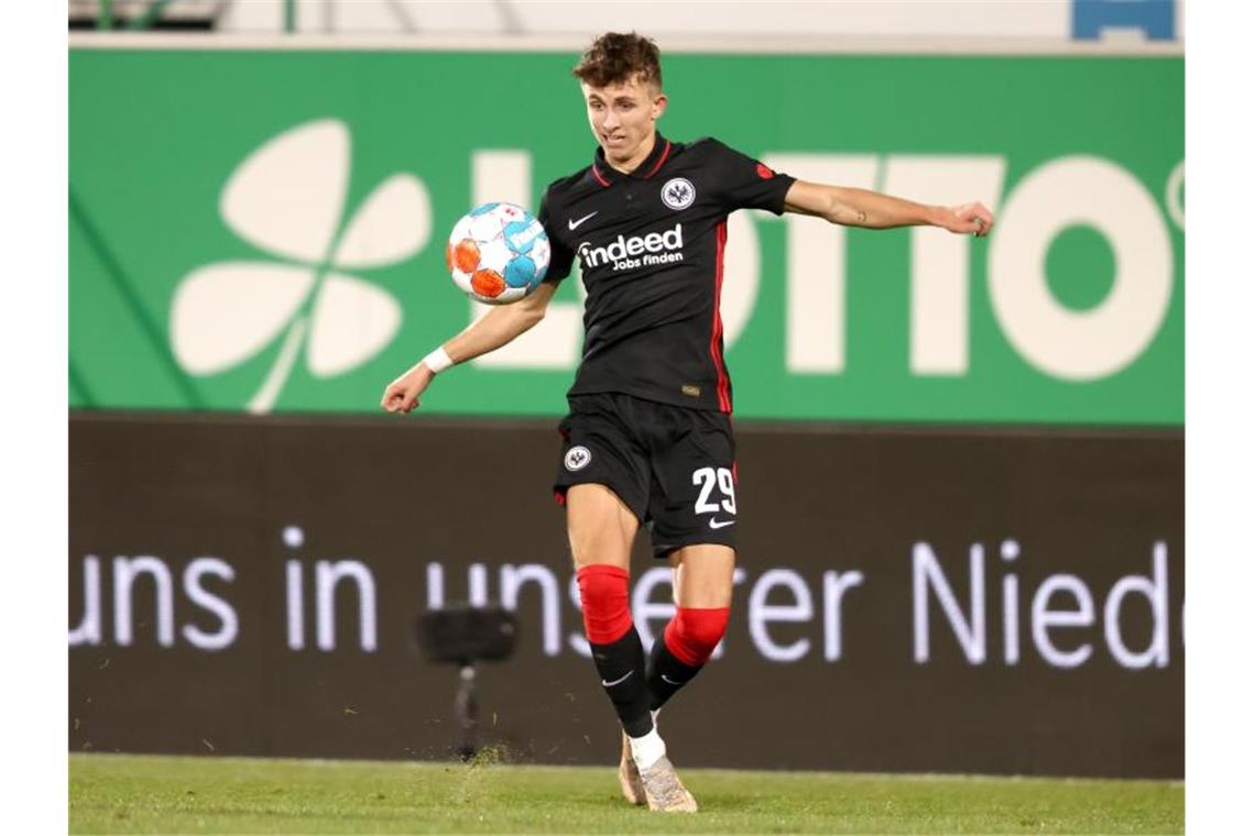 Sieg in Freiburg: Frankfurts Lindström krönt Lernprozess Der 21-jährige Frankfurter Jesper Lindström spielt den Ball. Foto: Daniel Karmann/dpa