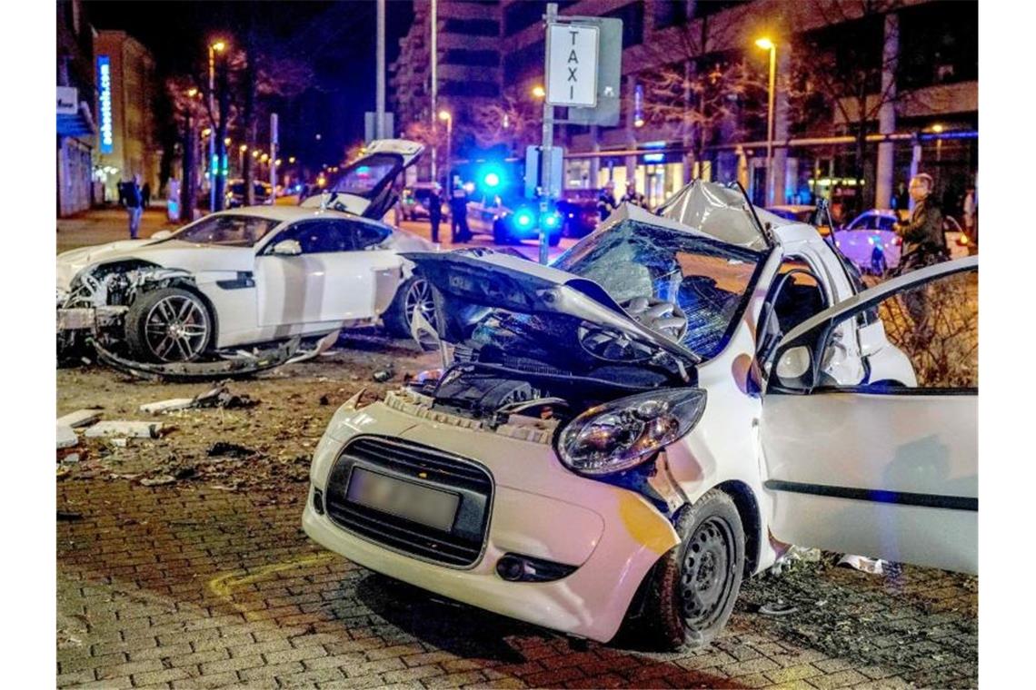 Junger Raser zu fünf Jahren Jugendstrafe verurteilt Der 21-Jährige hatte im März bei hoher Geschwindigkeit die Kontrolle über einen gemieteten Sportwagen verloren. Foto: Kohls/SDMG/dpa