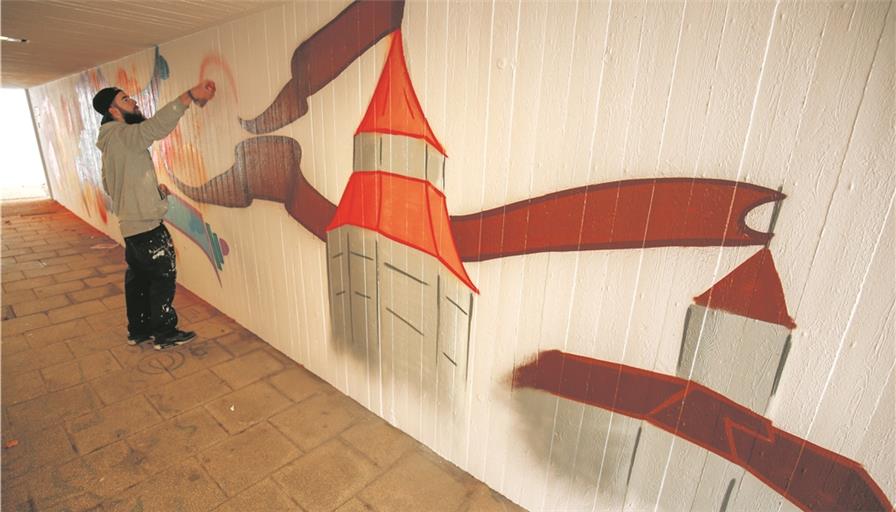 Der 21-jährige Moritz Krämer darf bereits zum zweiten Mal die Unterführung in Oppenweiler mit seiner Spraykunst verschönern. Nicht fehlen dürfen dabei heimatliche Elemente. Foto: A. Becher