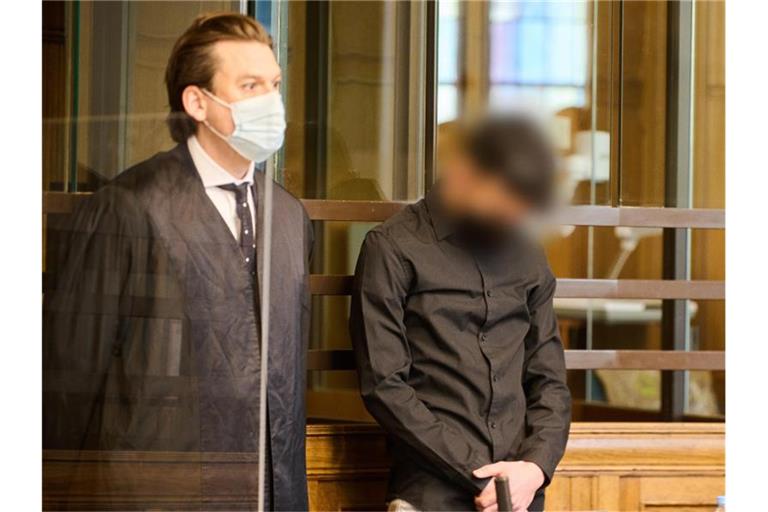 Der 22-jährige Angeklagte (r) steht zum Prozessauftakt neben seinem Anwalt im Landgericht Berlin. Foto: Annette Riedl/dpa