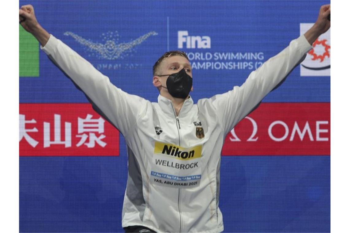 Weltrekord: Wellbrock schwimmt „perfektes Rennen“ Der 24-Jährige jubelt auf dem Podium über seinen Sieg. Foto: Kamran Jebreili/AP/dpa